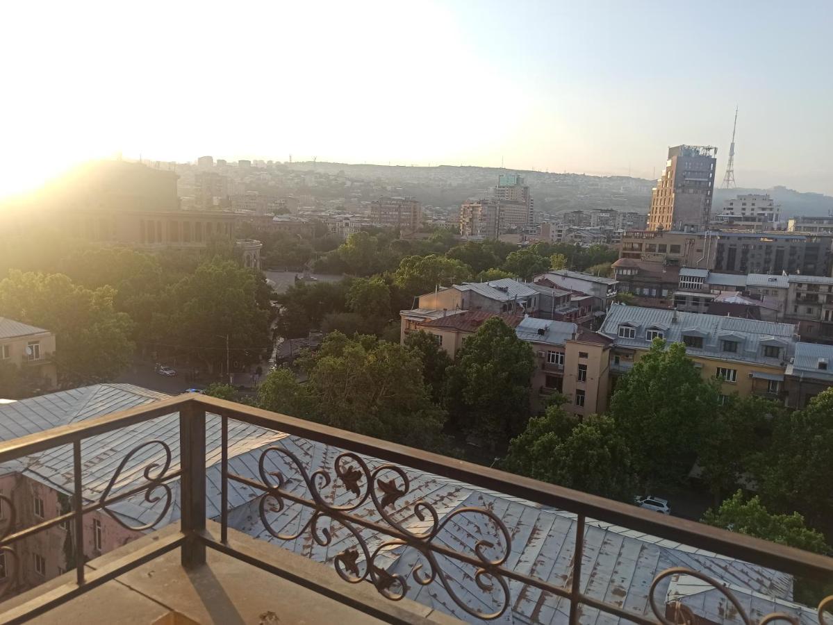 Красивая, Просторная Квартира В Самом Центре Еревана, Рядом С Оперным Театром. Єреван Екстер'єр фото